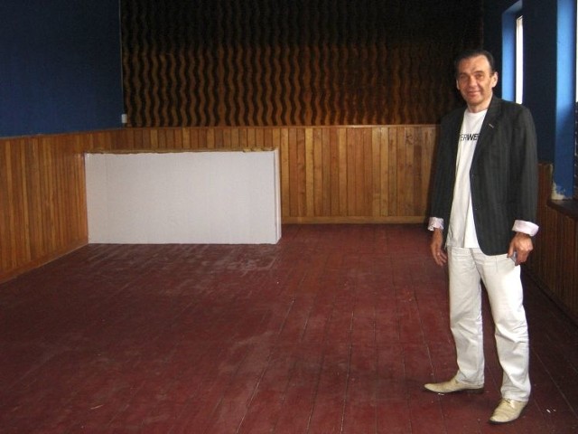 Tu była ruina. Odnowiłem tę salę &#8211; mówi Dariusz Wasiluk, przedsiębiorca, który dzierżawił dawne kino ZNTK. Ale gmina wypowiedziała mu umowę.