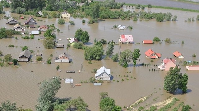 Woda na zalanych terenach systematycznie opada, ale wiele domów wciąż jest odciętych od świata - na zdjęciu ze śmigłowca okolice Połańca