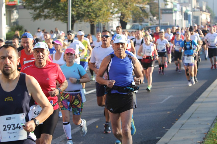 Zdjęcia z maratonu w Poznaniu 2018 - biegacze na pierwszym...