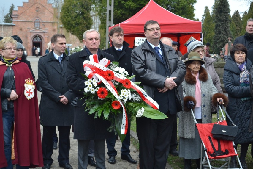Obchody 75. rocznicy zbrodni katyńskiej w Częstochowie. Pod pomnikiem poległych spoczęły kwiaty 