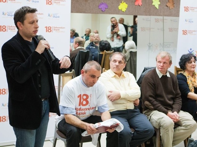 Wczorajsze spotkanie Grupy Inicjatywnej z mieszkańcami. Głos zabierał m.in. radny Robert Kujawski z PiS, jedynej partii, która włączyła się w kampanię referendalną.