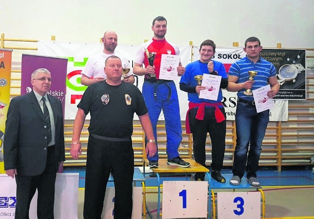 Na najwyższym stopniu podium triumfator w kategorii 109 kg Paweł Zimnoch