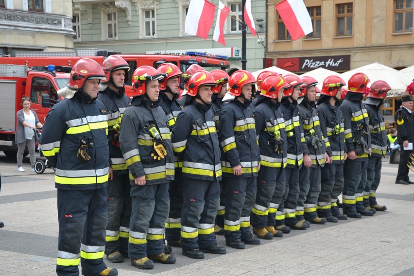 Rybnik: Strażacy dzisiaj mieli swój dzień na rynku - był apel, życzenia i awanse! ZDJĘCIA