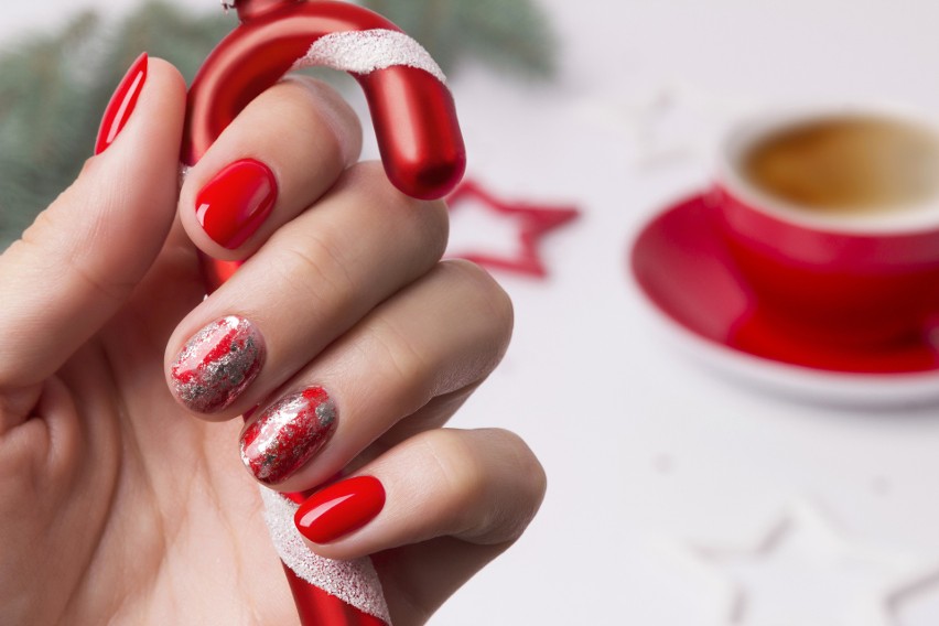 Świąteczny manicure możesz zrobić samodzielnie lub...