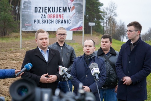 Działacze stowarzyszenia "Dla Polski" z jej liderem Adamem Andruszkiewiczem