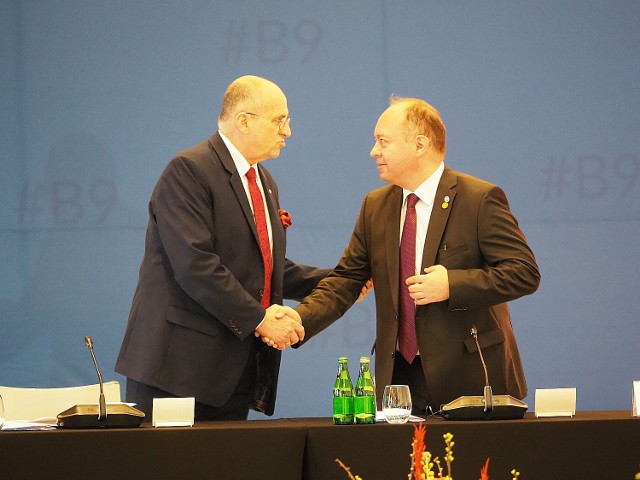 Gospodarzami szczytu B9 w Łodzi byli ministrowie Zbigniew Rau z Polski (z lewej) i Bogdan Aurescu z Rumunii (z prawej).