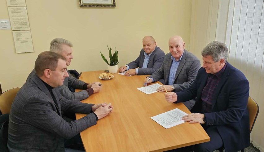 Umowę podpisał Henryk Wojda, właściciel firmy WOJTRANS (po...