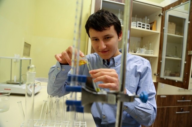 Karol Waleśkiewicz spędza dużo czasu w laboratoriach, także akademickich. Pasjonuje go zwłaszcza biologia molekularna.