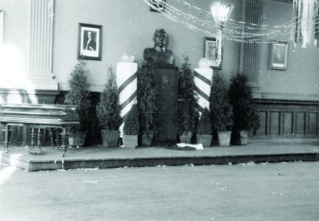 Szkolna aula z popiersiem patrona, marszałka Piłsudskiego (zdjęcie z 1938 lub 1939 roku)