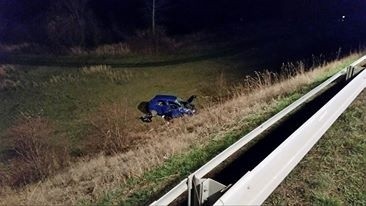 Samochód runął ze skarpy. Bohaterski ojciec uratował dwoje dzieci z wypadku w Krzyżanowicach