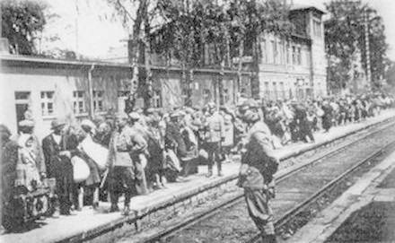 Żydzi olkuscy przed wywózką na dworcu kolejowym w Olkuszu,...