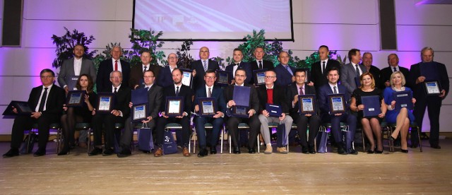 Dwudziestu trzech laureatów konkursu Eurogala Kielce 2015, organizatorzy i patroni imprezy na scenie Centrum Biznesu w Hotelu Kongresowym w Kielcach.