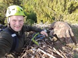  Są chronione i gnieżdżą się na bardzo wysokich drzewach. Takie ptaki obrączkuje i fotografuje pan Mariusz