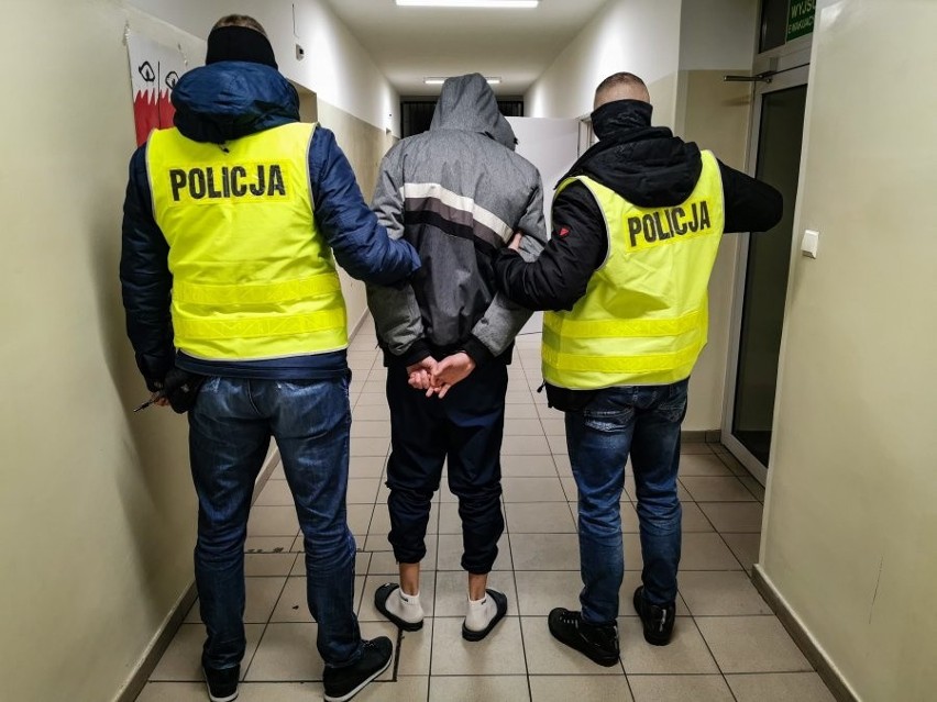 Białostoccy policjanci zatrzymali 19 i 23-latka. Mężczyźni wyrzucili torbę z narkotykami na widok mundurowych (zdjęcia, wideo)