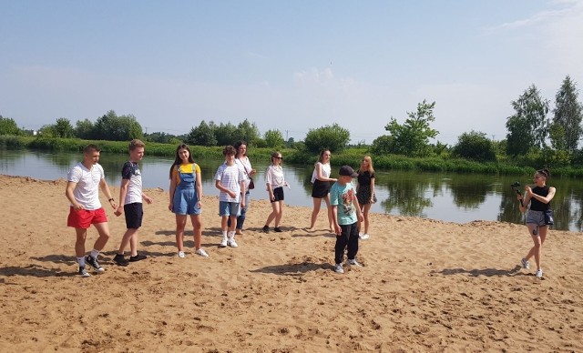 Stypendyści Klementyny w czasie pracy nad teledyskiem do piosenki. Akcja dzieje się w Białobrzegach, między innymi nad Pilicą, na stadionie, placu Zygmunta Starego.