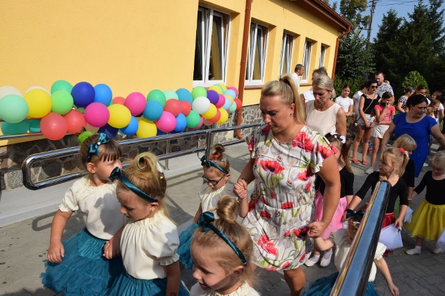 Foto- i wideorelacja (niżej) z uroczystego otwarcia Przedszkola Samorządowego w Gąsawie.Jak informuje Beata Krzemińska, rzecznik prasowy marszałka województwa, placówkę powiększono dzięki środkom Regionalnego Programu Operacyjnego Województwa Kujawsko-Pomorskiego na lata 214-2020. Przedszkole mieści się w zabytkowym budynku po dawnej szkole ewangelickiej. Dzięki inwestycji, która obejmowała modernizację istniejącego budynku, utworzenie nowych sal dydaktycznych i pomieszczeń pomocniczych, a także dostosowanie budynku dla dzieci niepełnosprawnych, w przedszkolu znajdzie się miejsce dla 120 dzieci. Koszt całej inwestycji to 724 876,93 zł zaś dofinansowanie z RPO wyniosło 425 000 zł. Pozostała kwota to wkład własny gminy. Poświęcenia obiektu dokonał ks. Piotr Gogolewski, proboszcz parafii pw. św. Mikołaja w Gąsawie. W imieniu marszałka wstęgę przecinał wicemarszałek Dariusz Kurzawa, który dodatkowo obdarował grupy przedszkolne prezentami. Upominki (m.in. słodkości, klocki) przekazali także zaprzyjaźnieni dyrektorzy szkół w gminie oraz pozostali oficjele. Radny Szczęsny zafundował wizytę teatru Vaśka. Odstrojone dzieci zaprezentowały piękny program artystyczny. Recytowały, śpiewały i tańczyły. A wszystko pod okiem swoich wychowawczyń i bacznie kontrolującej wszystko dyrektor Zofii Brzykcy.  Wójt Gąsawy Błażej Łabędzki podziękował wykonawcom, ale i rodzicom maluchów za cierpliwość i wyrozumiałość. Na czas trwających dwa lata prac (wcześniej wymieniano jeszcze dach w budynku głównym), posiłkowano się bazą dydaktyczną gąsawskiej szkoły podstawowej, mającej swój oddział w Szelejewie.  Podczas wydarzenia podkreślono rolę emerytowanej dyrektor placówki - Marii Superczyńskiej, w tworzeniu pozytywnego wizerunku dzisiejszego przedszkola.