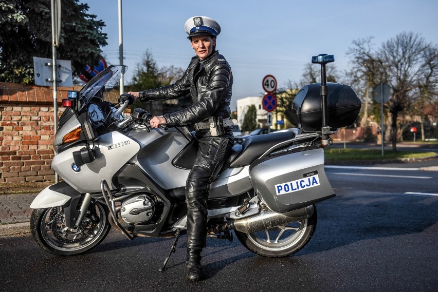 Decydując się na służbę w policji, kobiety muszą zrezygnować...