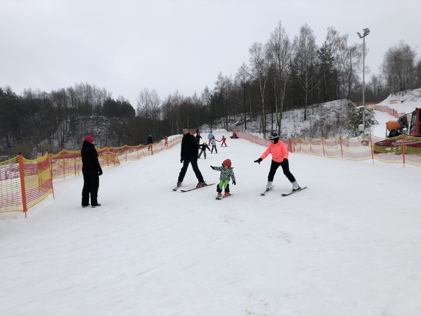 Akcja ferie. Stacja narciarska w Konarach zaprasza narciarzy. Czynne są dwa stoki 