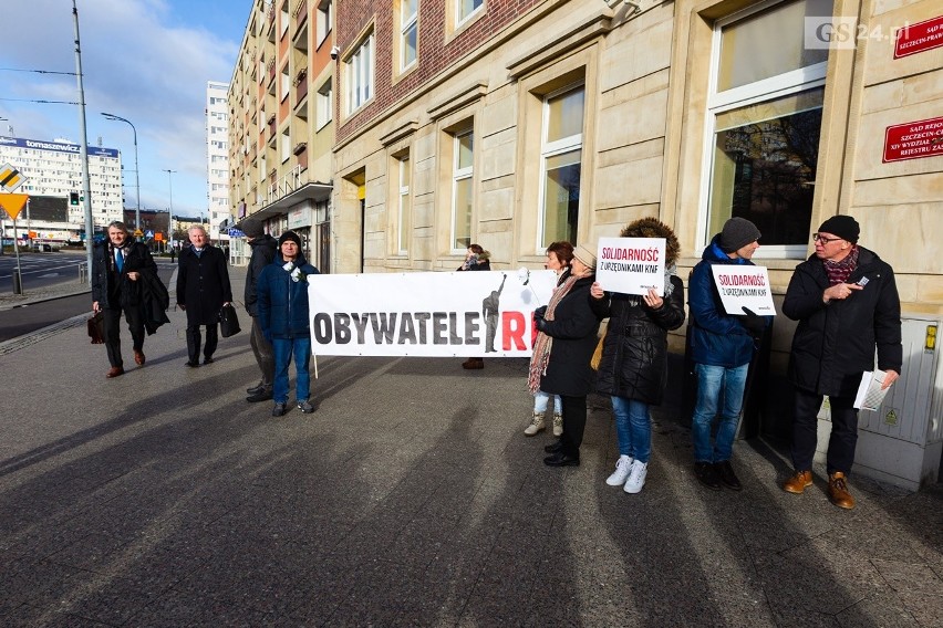 Protest i wsparcie przed sądem w Szczecinie. Sąd bada zatrzymanie szefów KNF