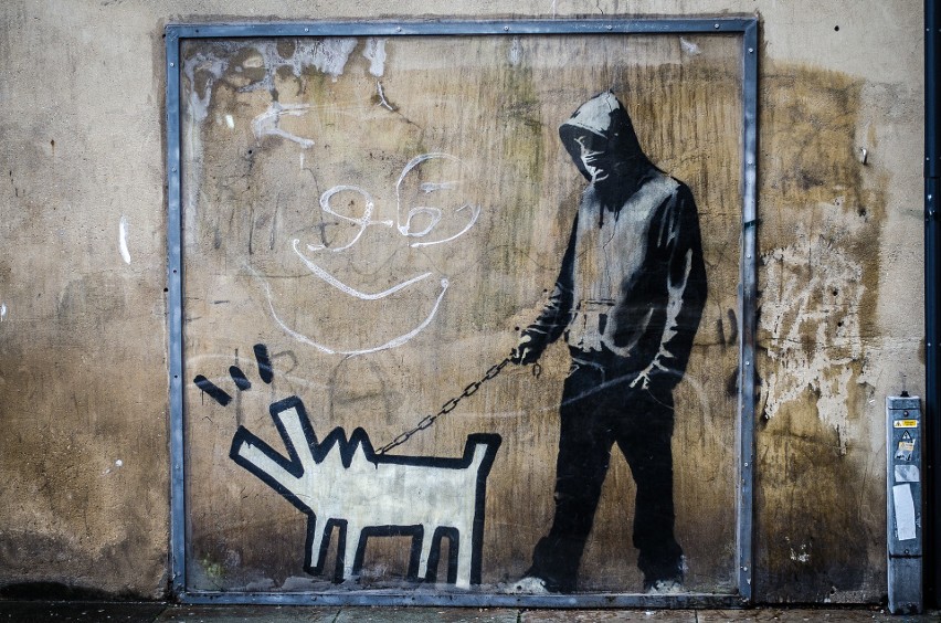 Znają ich wszyscy, ale nikt nie wie, jak wyglądają. Wystawa tajemniczego artysty zawitała do Polski. "The Art of Banksy" w Warszawie