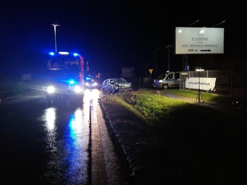 Wypadek pod Dobroniem. Auto wypadło z drogi, kierowca poważnie ranny ZDJĘCIA