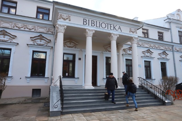 Po remoncie zabytkowego budynku Miejskiej Biblioteki Publicznej w Radomiu nie wrócił już podjazd dla osób na wózkach.