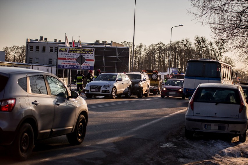 Dwa zderzenia na Warszawskiej w Ostrołęce. Duże korki [ZDJĘCIA]