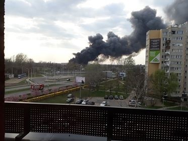 Potężny pożar niedaleko stadionu Wrocław [FILMY, ZDJĘCIA]