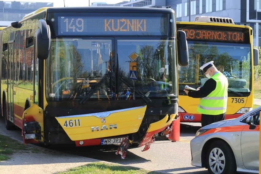 Pierwszy dzień nowej organizacji ruchu na Strzegomskiej i już wypadek. Autobus MPK i dwa inne auta (ZDJĘCIA)