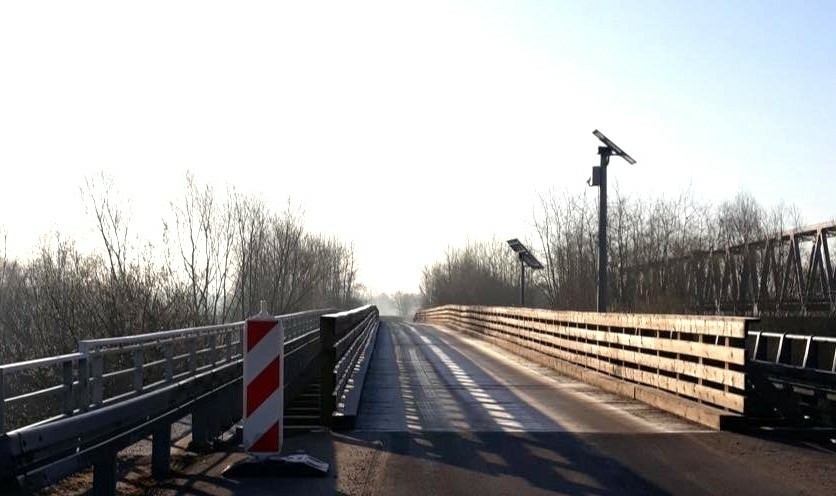 Most Bronisław nad Wisłą na granicy gmin Miedźna i Oświęcim...