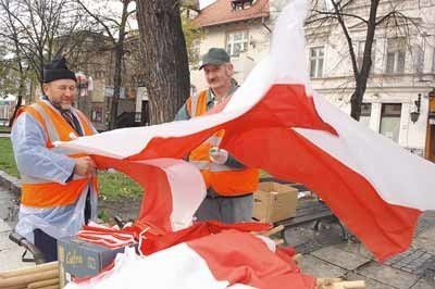 Od dwóch dni na masztach i lampach powiewają dumnie biało-czerwone. Dla Jerzego Rybaka i Kazimierza Gutkowskiego, którzy wieszali flagi na zielonogórskiech ulicach, to praca. Dla innych Polaków to zaszczyt, patriotyczny obowiązek lub... sposób na zakrycie dziur.