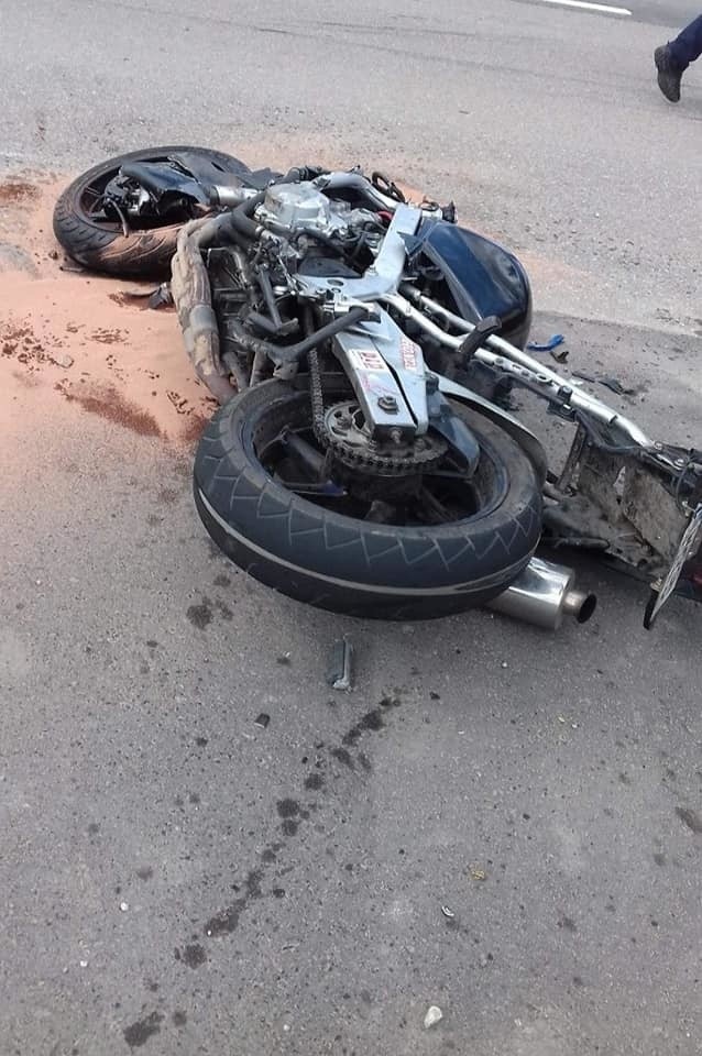Wypadek motocyklisty w Brzeźnie gm. Goworowo. Uderzył w ciągnik rolniczy. 29.05.2020. Zdjęcia