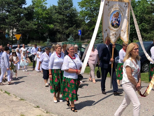 Parafianie ze Skrzynna w gminie Wieniawa, wzięli udział w procesji Bożego Ciała.