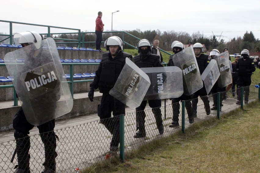 Awantura kibiców z policją po meczu TMRF Widzew Łódź z LKS II Rosanów [ZDJĘCIA+FILM]