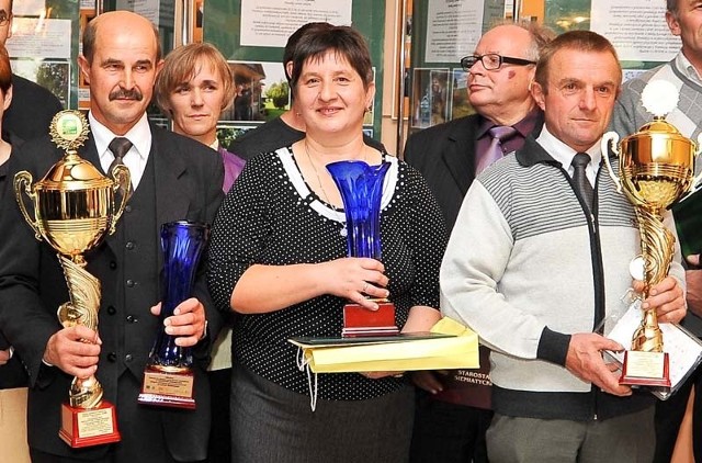 Krzysztof Zembrowski (z lewej) oraz Wanda i Ryszard Hrycowie  &#8211; zwycięzcy konkursu na najlepsze gospodarstwo ekologiczne