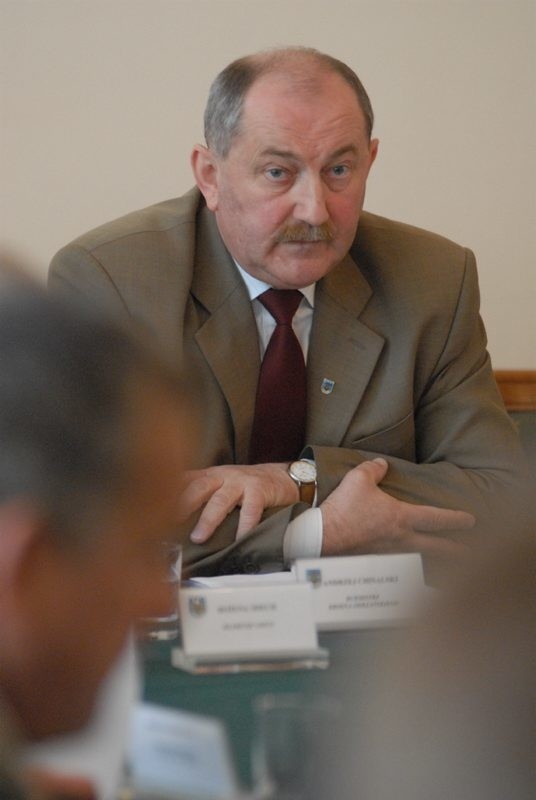 Burmistrz Krosna Andrzej Chinalski czeka na decyzję radnych