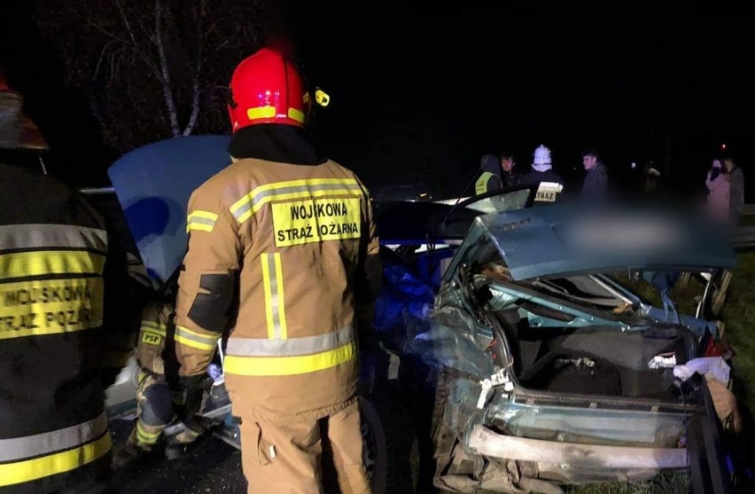 Wypadek na DW627 na odcinku Jelonki - Malinowo Stare. Zderzyły się dwa samochody osobowe, 18.11.2020