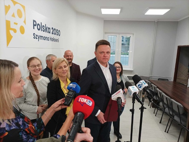 Polityka, która dzieje się w Warszawie jest istotna, ale ona musi z czegoś wynikać. Tym czymś jest to, że głosowali na mnie ludzie, którzy mieszkają tutaj, na Podlasiu. I zawsze muszę o tym pamiętać – podkreślił Szymon Hołownia podczas konferencji w Białymstoku.