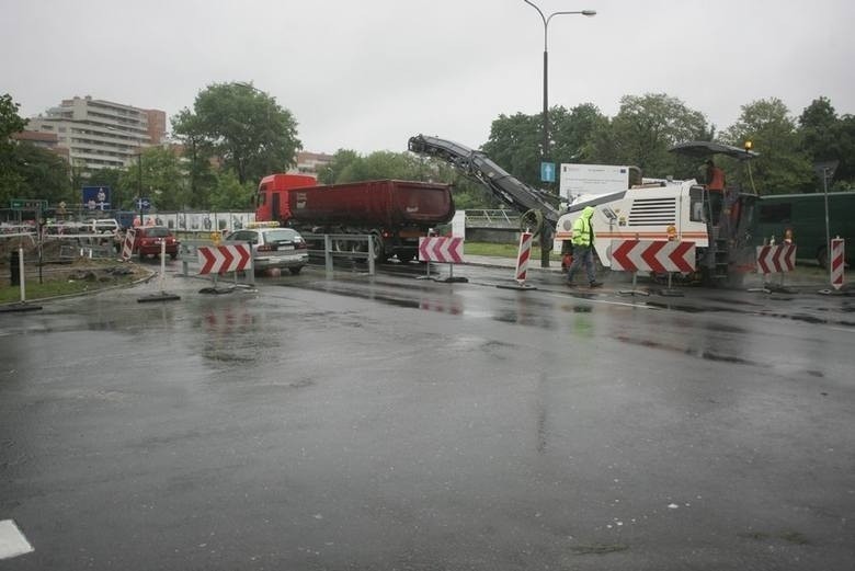 Al. Niepodległości: Autobusem tędy nie przejedziesz. W nocy...