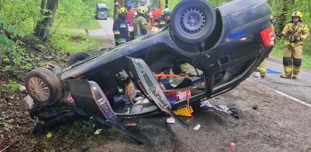 Wypadek samochodu osobowego w miejscowości Jodłowno na drodze wojewódzkiej 221