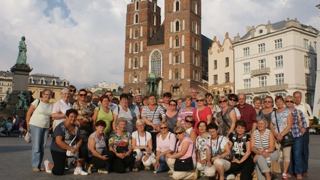 Wspólne zdjęcie pod kościołem mariackim w Krakowie. Po zwiedzeniu Wawelu podziwiano rynek. Wszyscy razem. Wcześniej się dzieli: gdy np. jedni jechali na basen, inni wyruszali na górskie szlaki