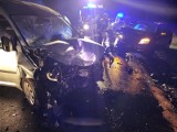 Groźny wypadek koło Kobierzyc. Silne zderzenie dwóch samochodów osobowych zablokowało drogę