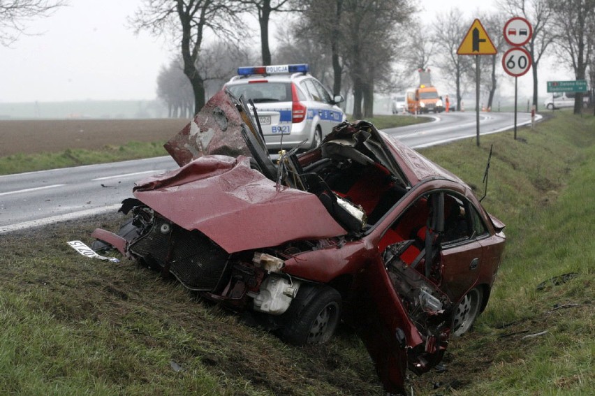 Wypadek pod Legnicą. Sześć osób rannych w czołowym zderzeniu mazdy z busem [FILM, ZDJĘCIA]