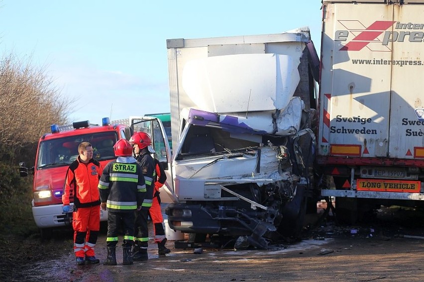 Jeden z kierowców trafił do szpitala w Tucholi.