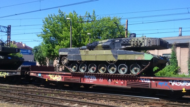 Pociąg z czołgami przejechał przez Białystok