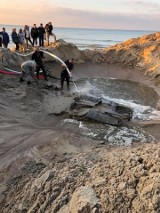 Niemiecki samolot z czasów II wojny światowej odnaleziony w Bałtyku. Trwa wydobywanie go na brzeg na plaży w Stegnie [wideo]