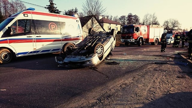 Jedna osoba została ranna w wypadku w Lipinach koło Pilzna w powiecie dębickim. Dachował tam samochód osobowy. FLESZ: Wypadki drogowe - pierwsza pomoc 