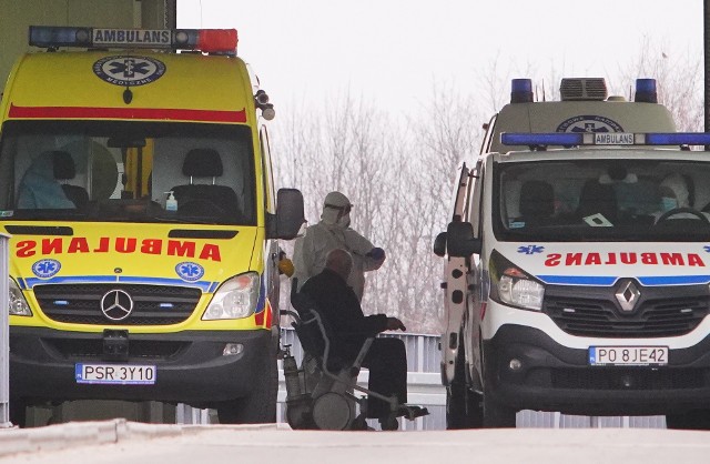 Coraz więcej zakażonych koronawirusem w Wielkopolsce. Wielu chorych na COVID-19 trafia do szpitala. Czy zabraknie łóżek?