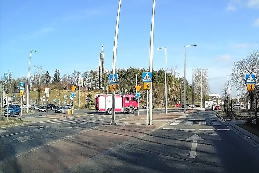 Plama oleju na ringu. Utrudnienia na rondzie w Słupsku