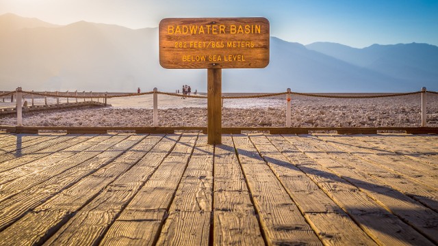 Badwater Basin - najniżej położone miejsce w Dolinie Śmierci. Odwiedzający to miejsce turyści są przestrzegani przed zbyt długimi spacerami w okolicach południa
